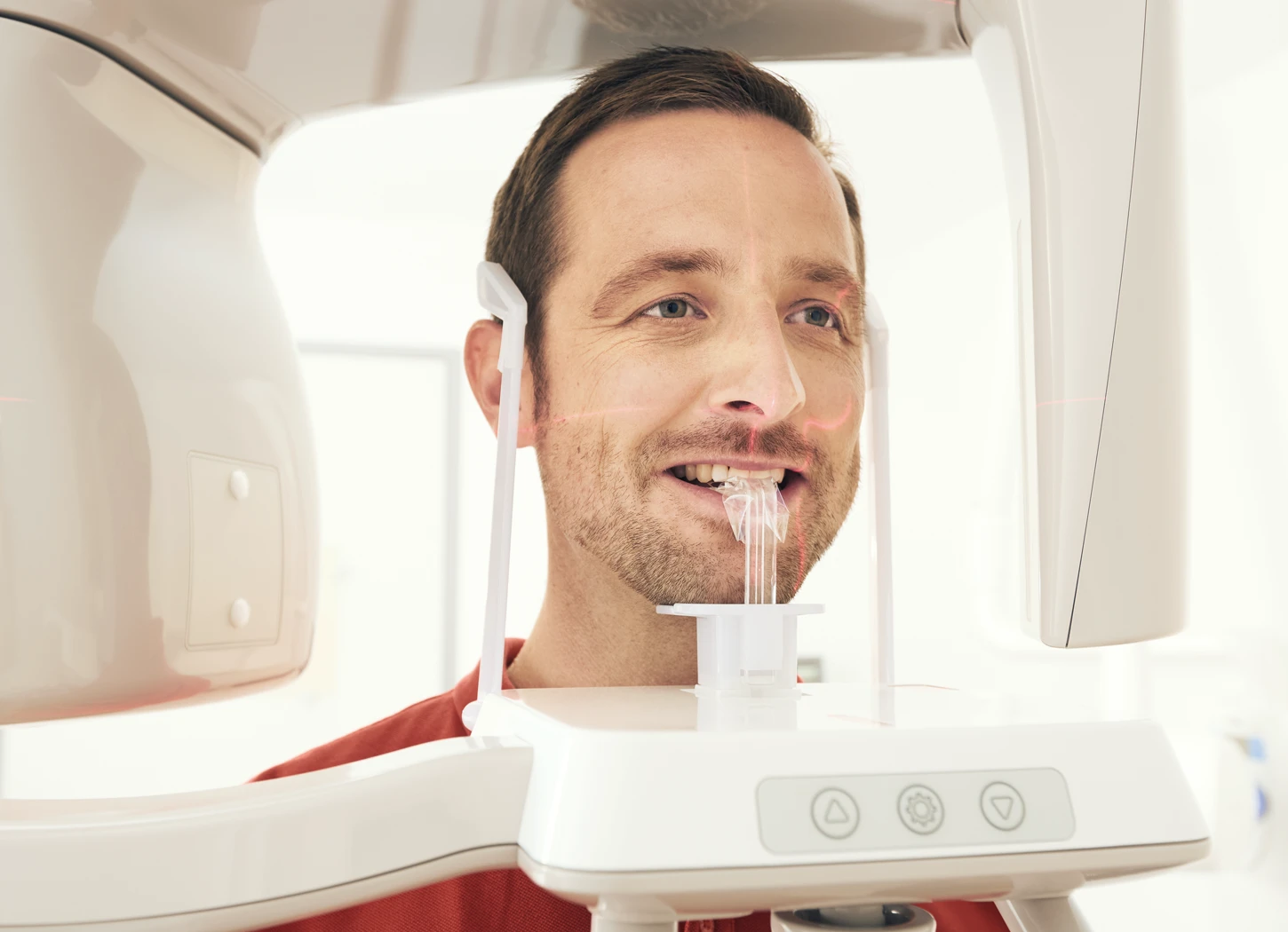 Patient beim digitalen 3D-Röntgen in der Zahnarztpraxis Dr. Rothacher & Kollegen, Grünkraut.